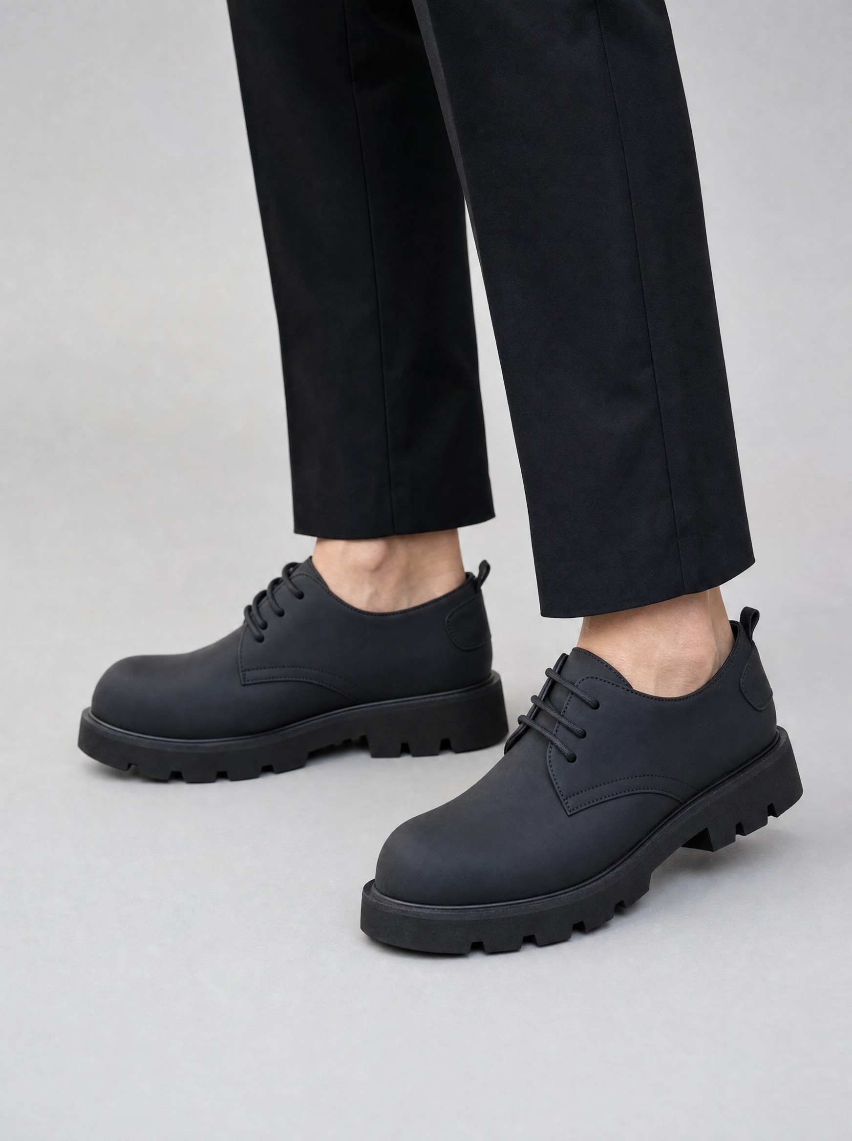 Low Lug Derby in navy, AI-rendered on the house model from the product photo